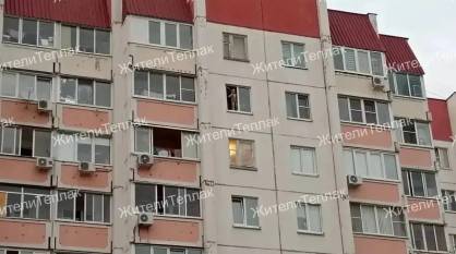 В Воронеже заметили ребенка, стоящего в открытом окне квартиры на 9 этаже