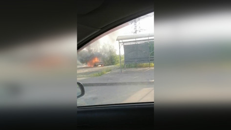 В воронежском микрорайоне Машмет сгорела «Лада Приора» 18 мая: видео