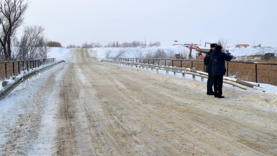 В Воронежской области после обрушения моста через реку Савала открыли временную переправу