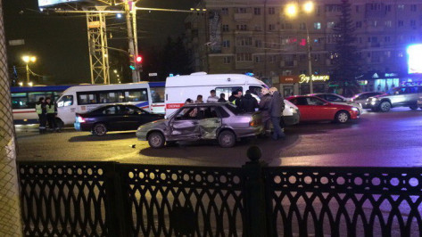 В Воронеже маршрутка столкнулась с «ВАЗом»: пострадал пассажир легковушки