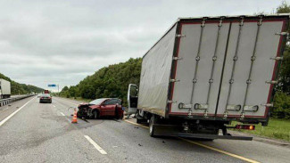 В Воронежской области столкнулись Renault и грузовик: пострадали водитель и ребенок