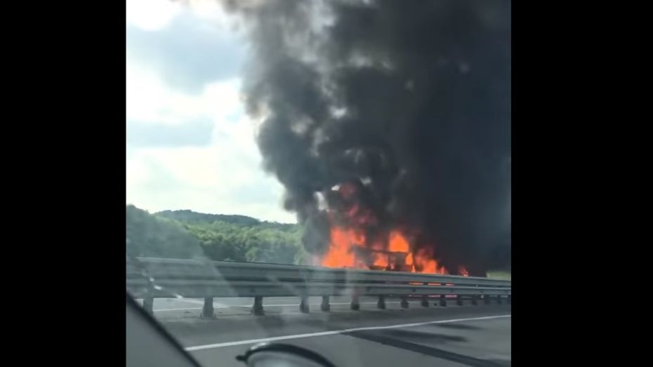 В Воронежской области горящие после массовой аварии на М4 автомобили попали на видео