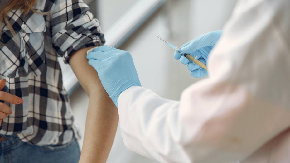 За 1,5 месяца более 414 тыс воронежцев впервые привились от коронавируса