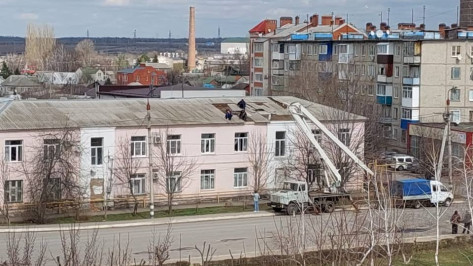 В Россошанском районе Воронежской области ветер повредил здания 3 школ и 3 ДК