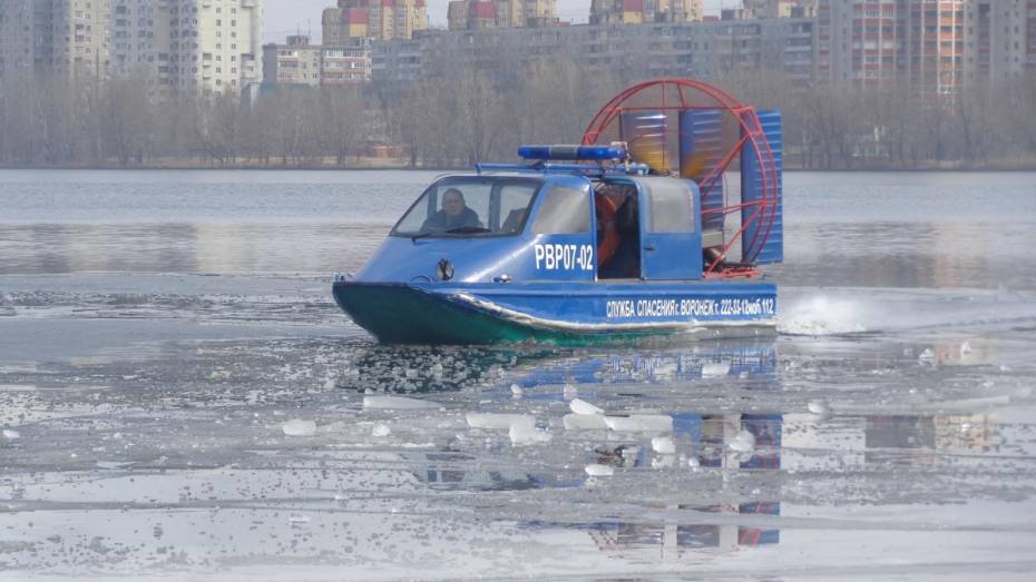 Спасатели измерили прочность льда на Воронежском водохранилище