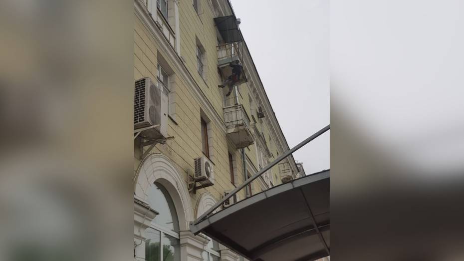 Балконы видового дома в центре Воронежа осыпались на тротуар