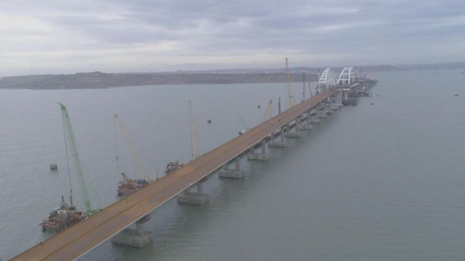 В Крыму установили все опоры моста через Керченский пролив с воронежскими арками