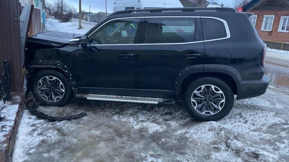 В Воронежской области водитель Haval врезался в забор и погиб
