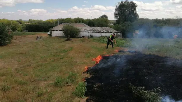 Терновские инспекторы ДПС помогли спасти дом пенсионерки от возгорания