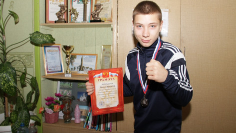 Чемпион мира Денис Лебедев вручил аннинскому боксеру награду 