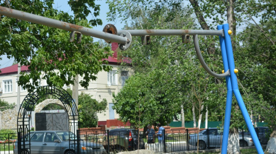 В Нижнедевицком парке вандалы изуродовали качели