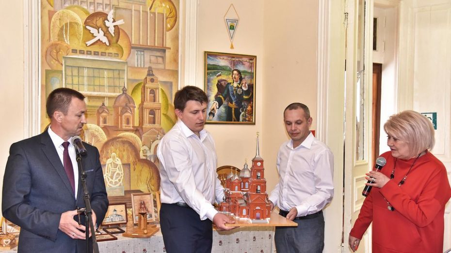 Бутурлиновскому краеведческому музею подарили макет городского Спасо-Преображенского собора