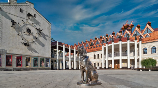 Александр Гусев поздравил Воронежский театр кукол с вековым юбилеем