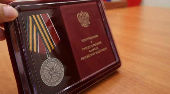 Раненному под Бахмутом пулеметчику из Воронежской области вручили медаль «За храбрость»