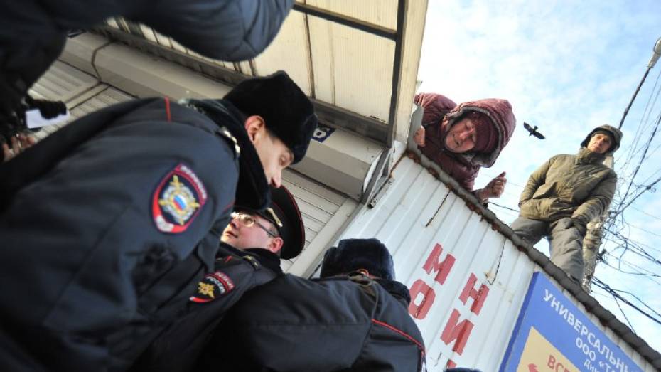 Полицейские отпустили противников сноса рынка в Воронеже