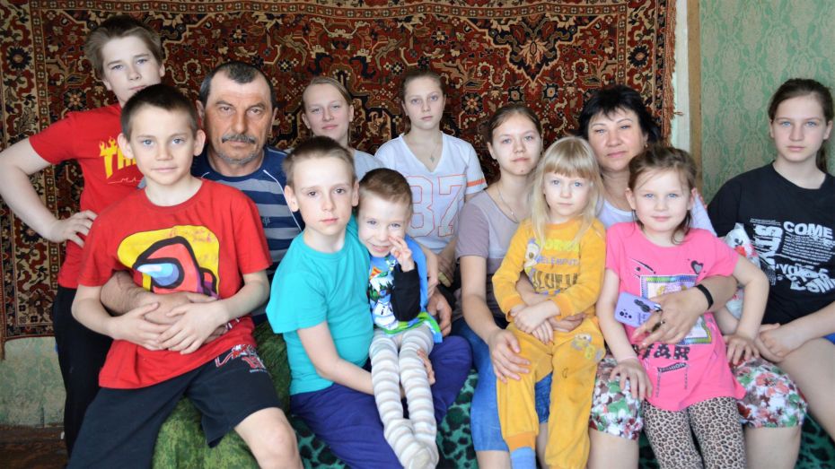 Будет новый дом. Как после пожара помогают многодетной приемной семье из Воронежской области