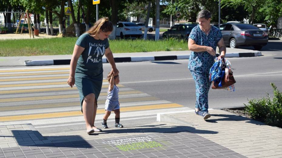 В Борисоглебске рекламщики испортили тротуарную плитку в центре города