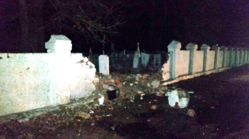 В Павловске пьяный водитель протаранил кладбищенский забор