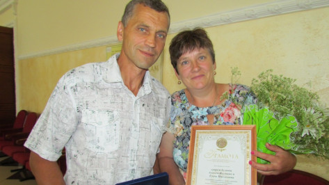 В Нижнедевицком районе медалью «За любовь и верность» наградили многодетных приемных родителей