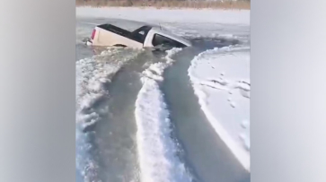 Под Воронежем легковушка с водителем упала в озеро после дрифта