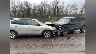 В Воронежской области столкнулись Pontiac Vibe и «Нива»: пострадали 3 человека