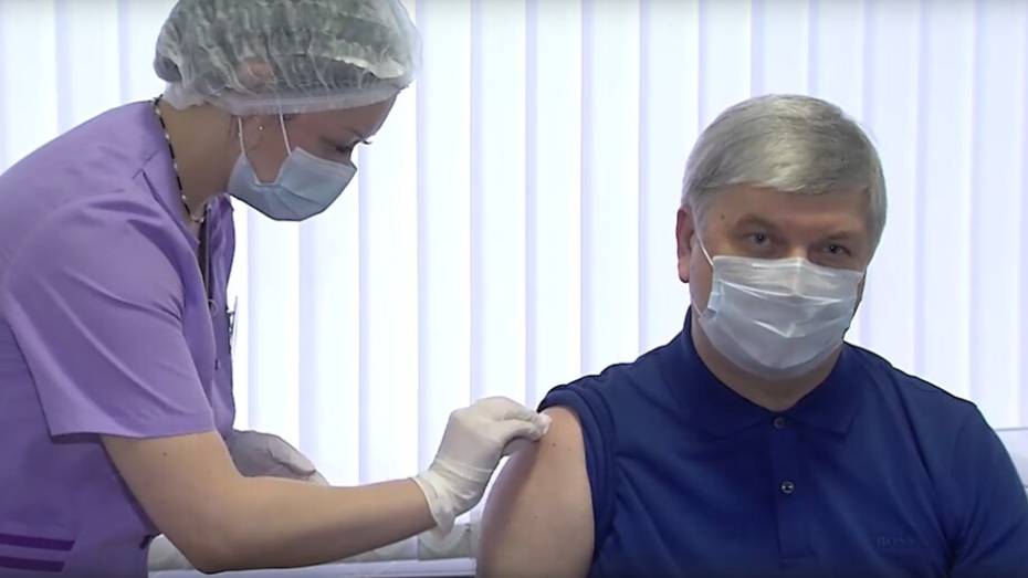 «Прививку делать не страшно». Губернатор Воронежской области вакцинировался от COVID-19