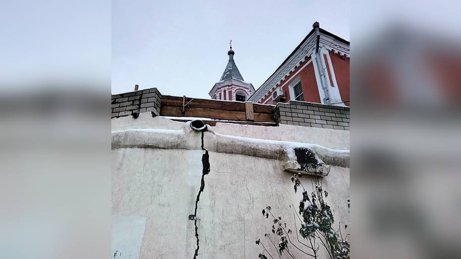 В Воронеже на опорной стене у Ильинского храма появилась трещина