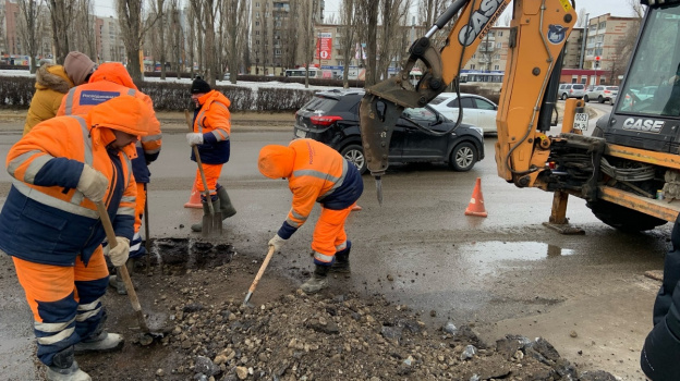 В Воронеже дорогу на Остужевском кольце разберут на 60 см вглубь из-за прорыва канализации
