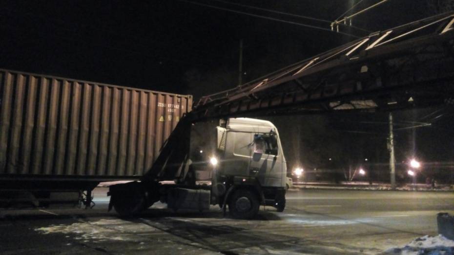 Столкновение грузовика и поезда в Воронеже попало на видео