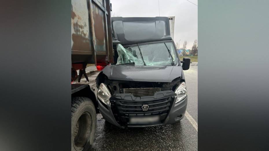 В Воронеже в тройном ДТП пострадал водитель грузовой «Газели»