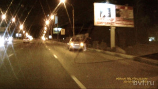 В Воронеже автомобиль проломил ограду виадука у Заставы