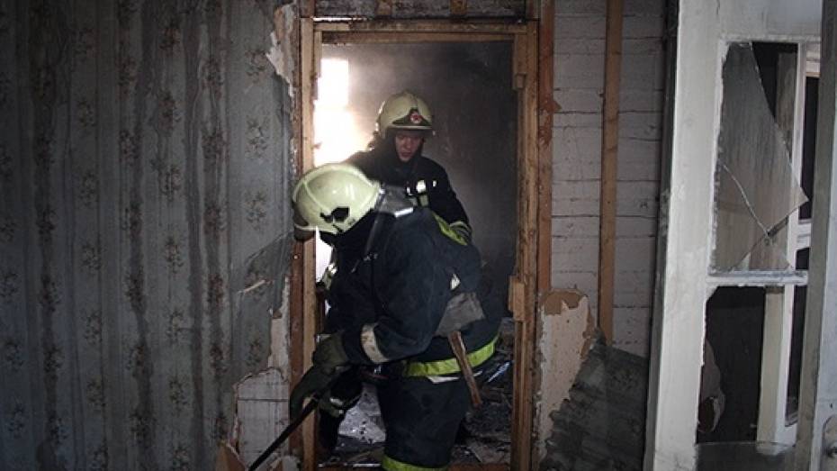 Пьяный житель Воронежской области закрылся с полицейским в горящем доме 