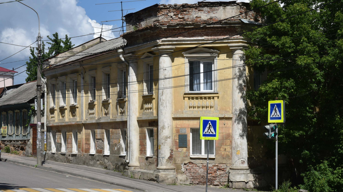 Старые кирпичные дома с арками