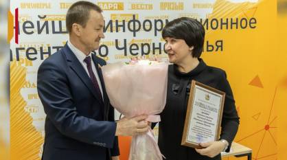 Юрий Матузов вручил коллективу РИА «Воронеж» Почетную грамоту областной думы