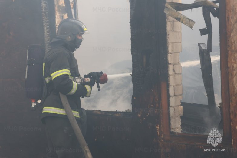 сгорел склад стройматериалов на Новосибирской