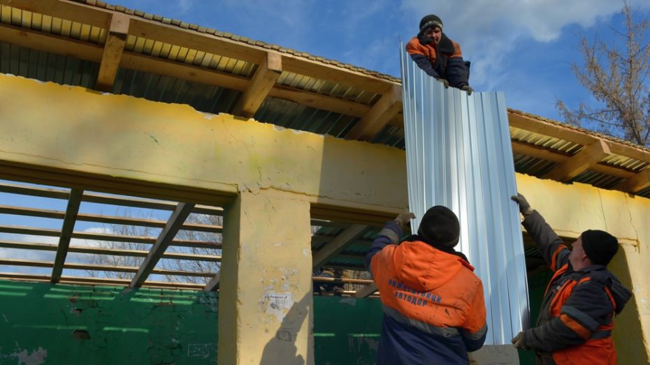 В нижнедевицком селе восстановили поломанную вандалами остановку