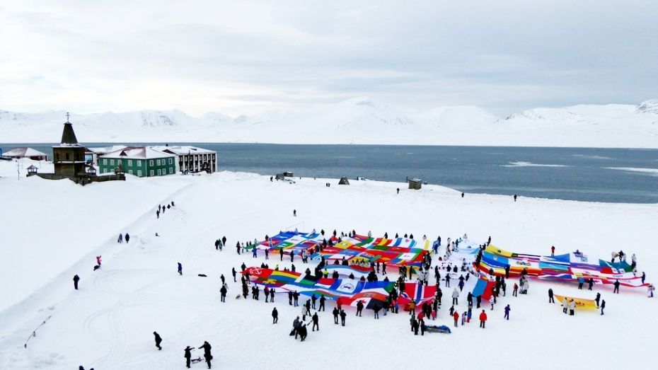 Участники полярной экспедиции развернули в Арктике флаг Воронежской области
