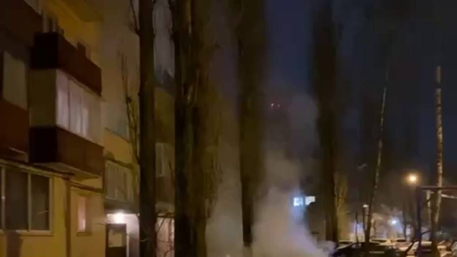 Прорыв трубы с горячей водой заблокировал выход из дома для жителей Воронежа