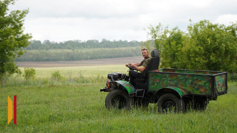 В Острогожском районе 3 механика изобрели и собрали эвакуатор для участников СВО