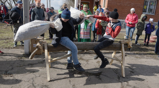 В воронежском хуторе на Масленицу прошли конкурсы на лучший «подкат» и самые длинные волосы 