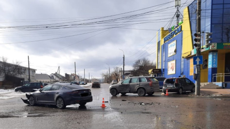 В Воронеже после столкновения Volvo и KIA погиб 63-летний пешеход