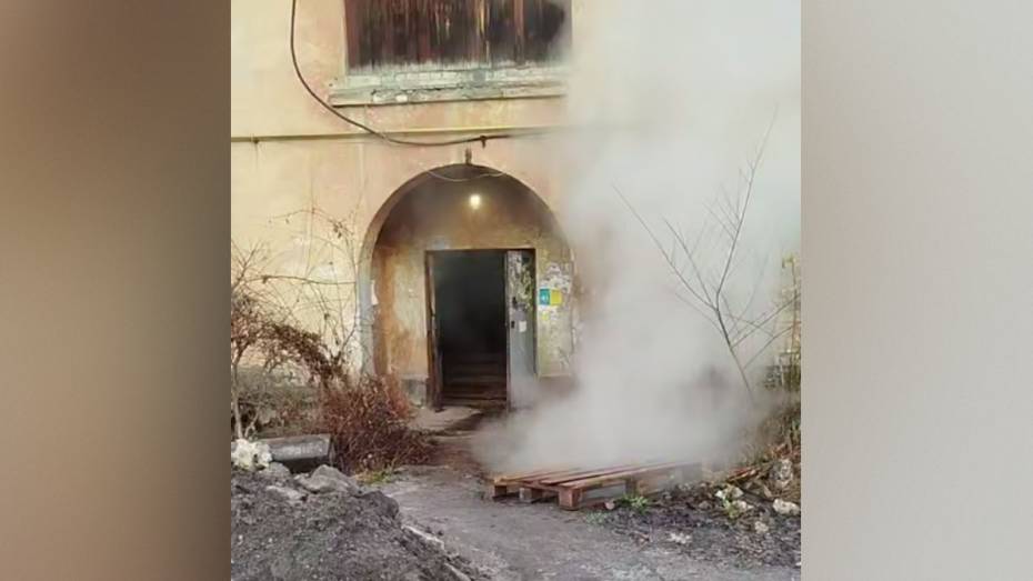 В Воронеже на улице Солнечной из-под земли забил «гейзер»