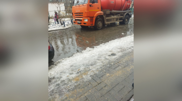Из лужи на улице Ростовской в Воронеже откачали 6 бочек воды