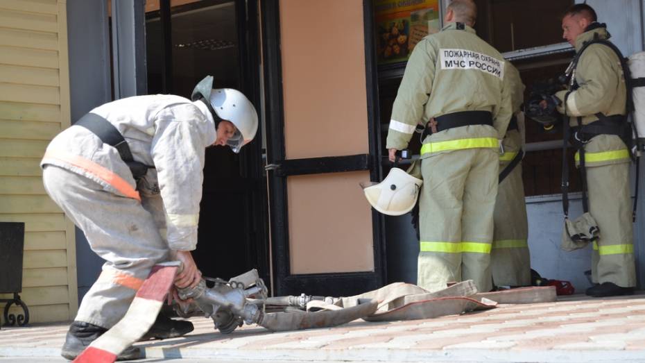 В Богучаре пожарные из трех районов прошли практикум по тушению больших пожаров