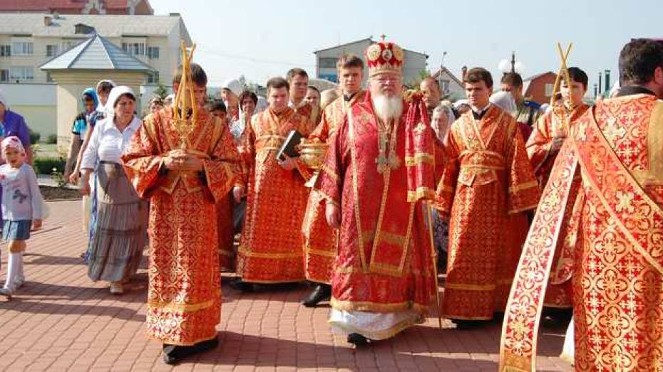 Митрополит Сергий отслужил Божественную литургию в россошанском Свято-Ильинском храме