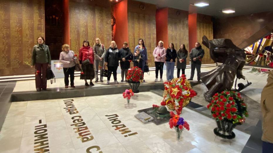 Сотрудники «Воронежэнерго» возложили цветы к мемориалу на Чижовском плацдарме