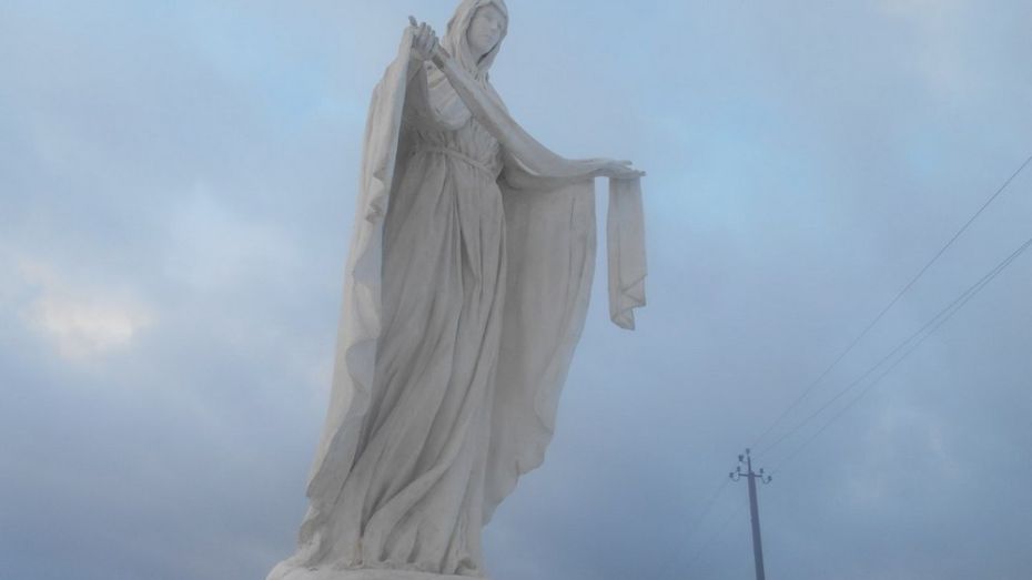 В новоусманском селе установили скульптуру образа Пресвятой Богородицы