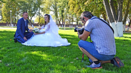 В обновленном бутурлиновском парке прошла первая свадебная фотосессия