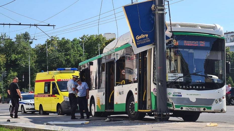 Две пожилые пассажирки пострадали в ДТП с автобусом в центре Воронежа