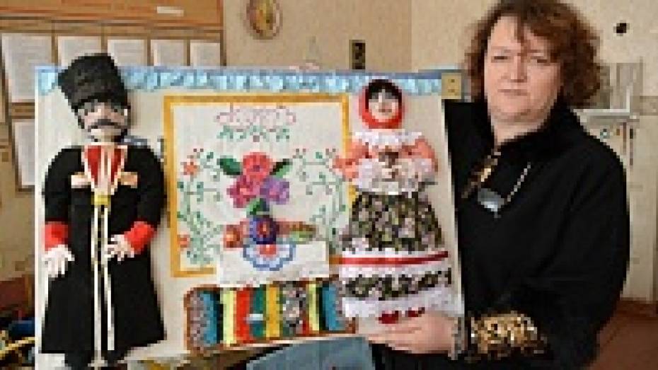 В Петропавловском районе школьники создают народных кукол в национальных костюмах